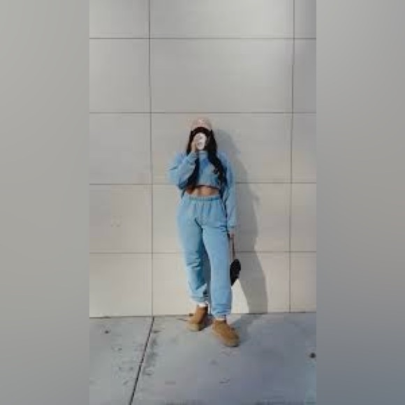 BNWT Good American Jeanius Cropped Sweatshirt - Picture 3 of 5